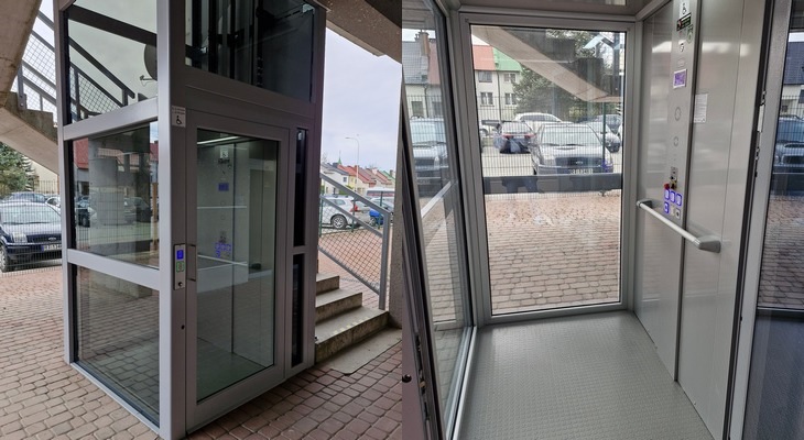 Jest winda! Miejski stadion w Tarnobrzegu w końcu dostosowany do potrzeb osób niepełnosprawnych