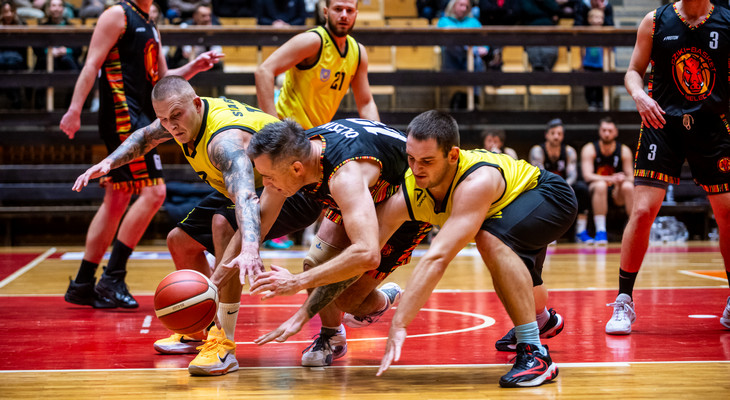 Pierwszy krok w stronę II ligi – koszykarze Siarki pewnie pokonują mieleckie DZIKI (fotoreportaż oraz video)