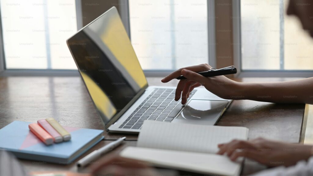 Nowa ortografia od 2026 roku: „Tarnobrzeżanin” z wielkiej litery i „super samochód” na dwa sposoby