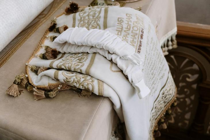 Taśmy, frędzle, chwosty – pasmanteria meblowa w roli głównej w nowoczesnych projektach