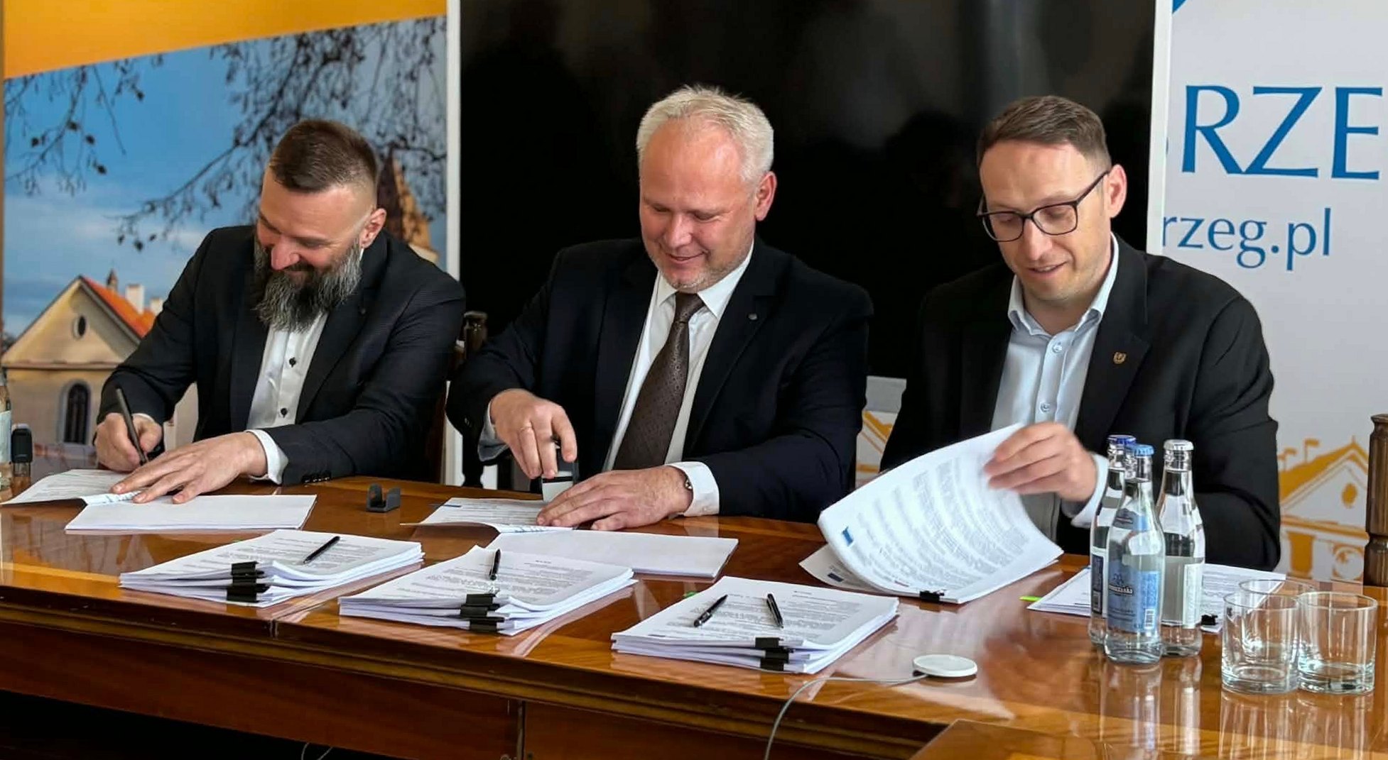 Tarnobrzeg: Podpisano umowy na termomodernizację czterech szkół