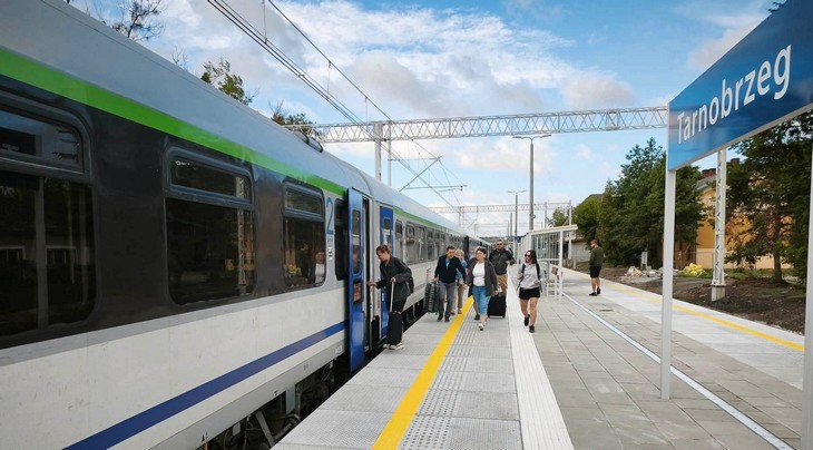 Nowy peron w Tarnobrzegu działa, ale uwaga na rozkład. Gdzie pojedziemy pociągiem, a gdzie wciąż autobusem?