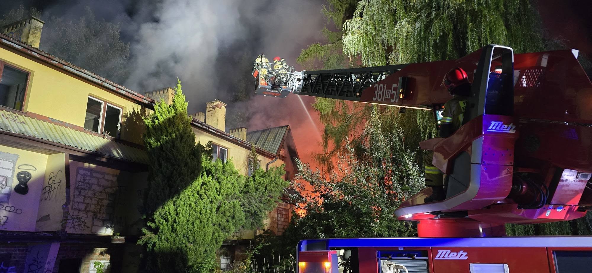 Nocny pożar dawnego Hotelu Nadwiślańskiego w Tarnobrzegu. Ogień gasiło kilkanaście zastępów straży