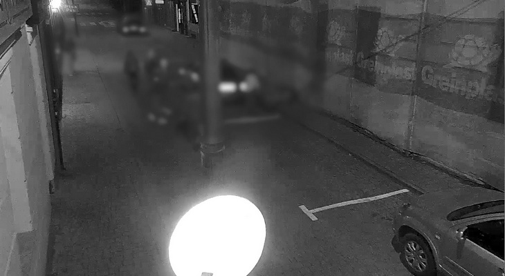 Pobicie przed barem w Tarnobrzegu. 41-latek w szpitalu, trzy osoby zatrzymane (video)