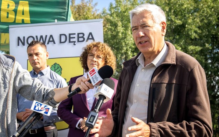 Burmistrz Miasta i Gminy Nowa Dęba Wiesław Ordon podczas konferencji prasowej w Jadachach (fot. UMiG Nowa Dęba)